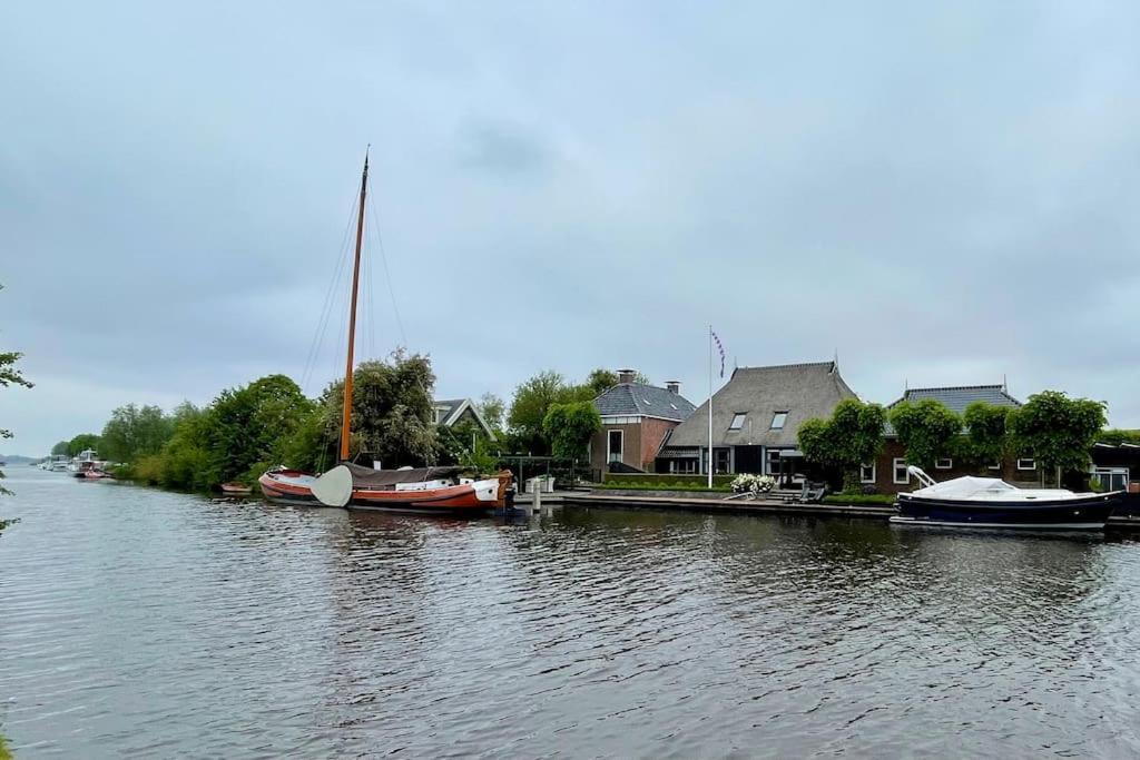 Puur Eastermar - Monumentaal, Authentiek En Luxe Koetshuis Aan Open Vaarwater Met Jacuzzi En Sauna Oostermeer Extérieur photo