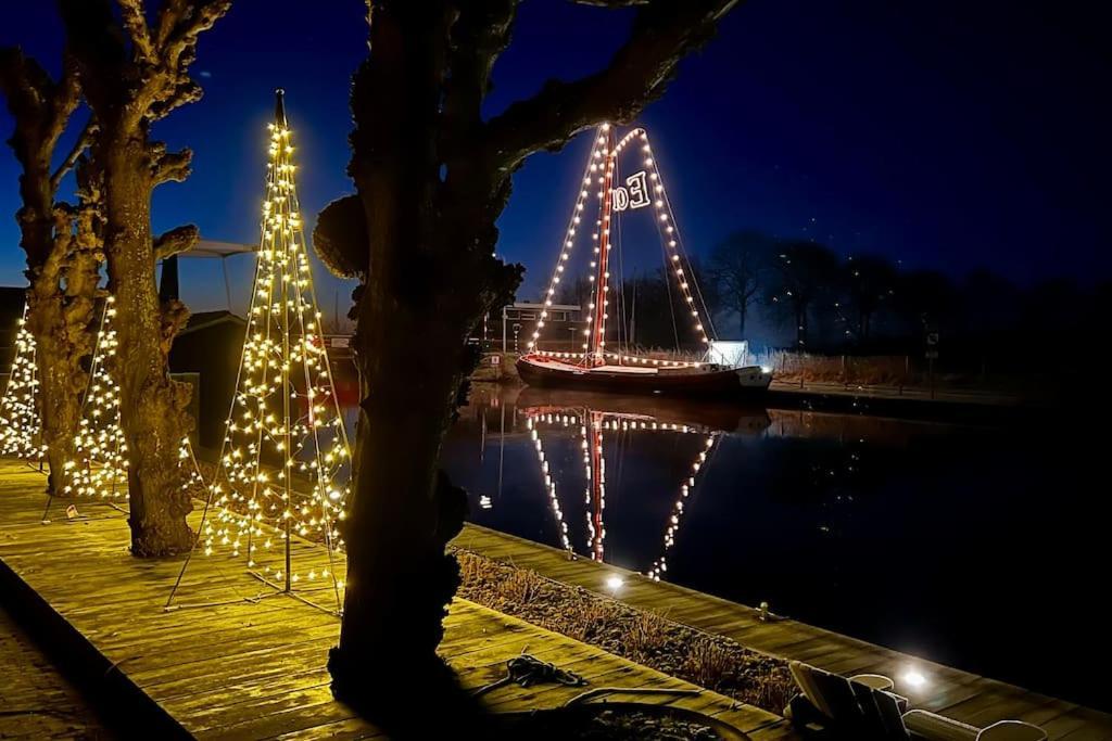 Puur Eastermar - Monumentaal, Authentiek En Luxe Koetshuis Aan Open Vaarwater Met Jacuzzi En Sauna Oostermeer Extérieur photo