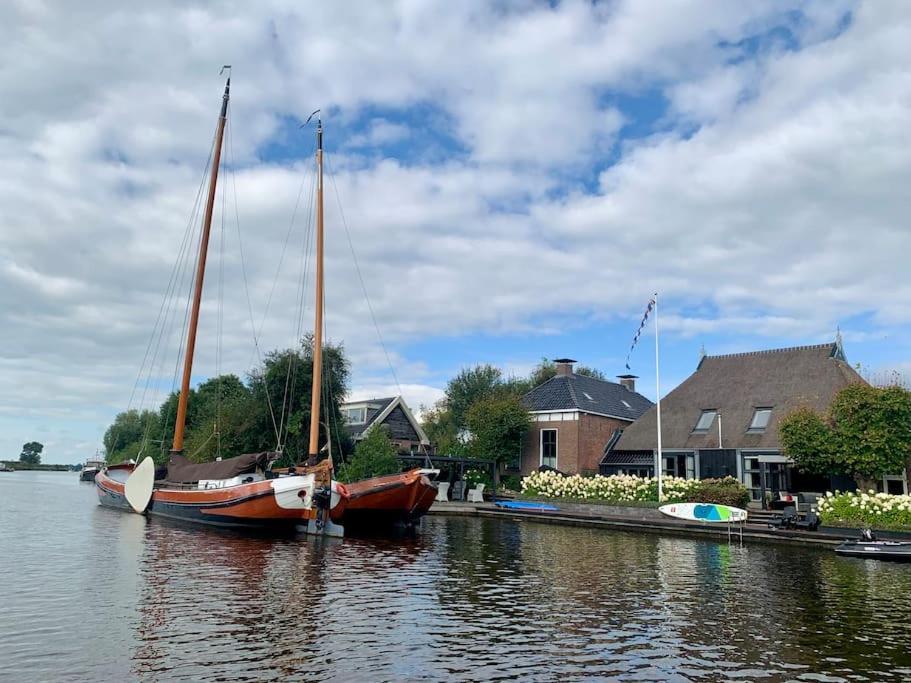 Puur Eastermar - Monumentaal, Authentiek En Luxe Koetshuis Aan Open Vaarwater Met Jacuzzi En Sauna Oostermeer Extérieur photo