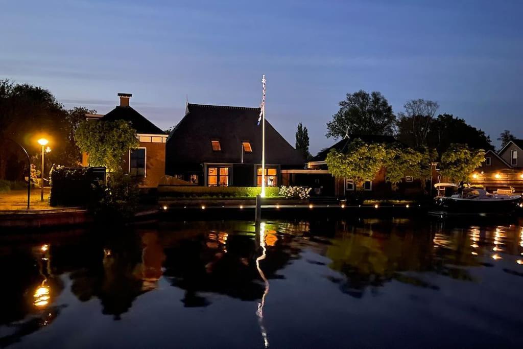 Puur Eastermar - Monumentaal, Authentiek En Luxe Koetshuis Aan Open Vaarwater Met Jacuzzi En Sauna Oostermeer Extérieur photo