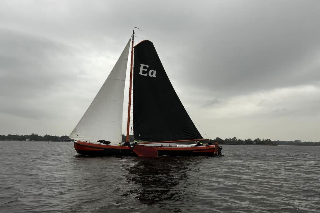 Puur Eastermar - Monumentaal, Authentiek En Luxe Koetshuis Aan Open Vaarwater Met Jacuzzi En Sauna Oostermeer Extérieur photo