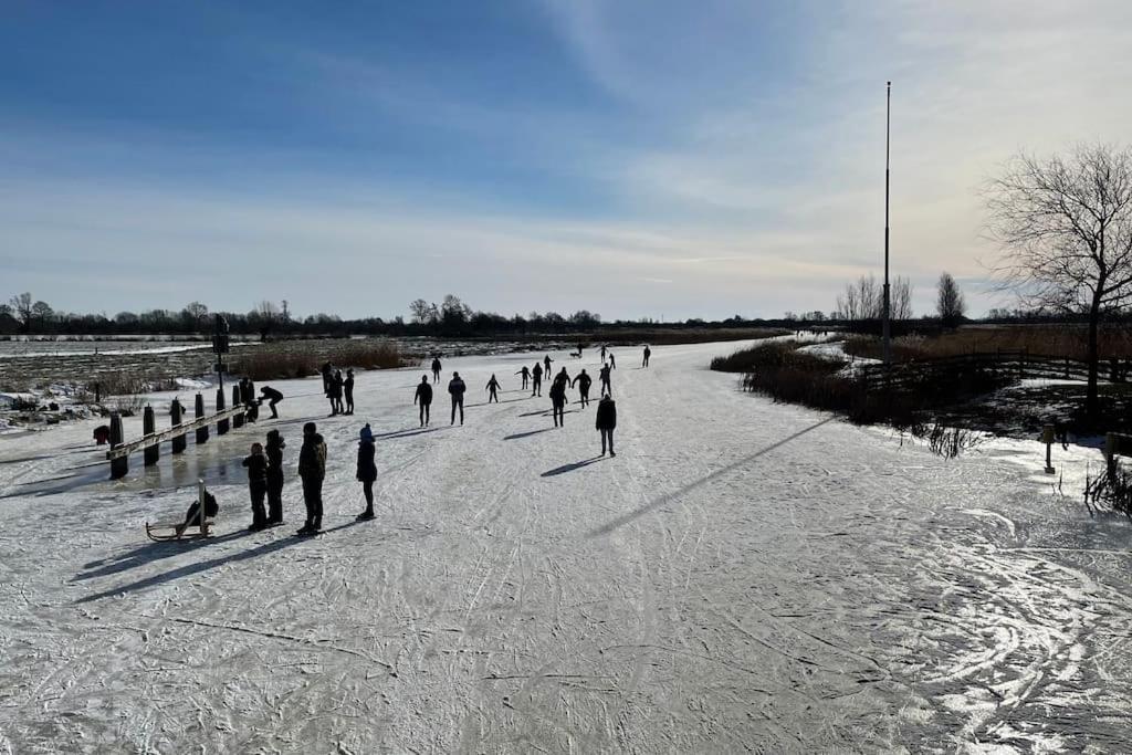 Puur Eastermar - Monumentaal, Authentiek En Luxe Koetshuis Aan Open Vaarwater Met Jacuzzi En Sauna Oostermeer Extérieur photo