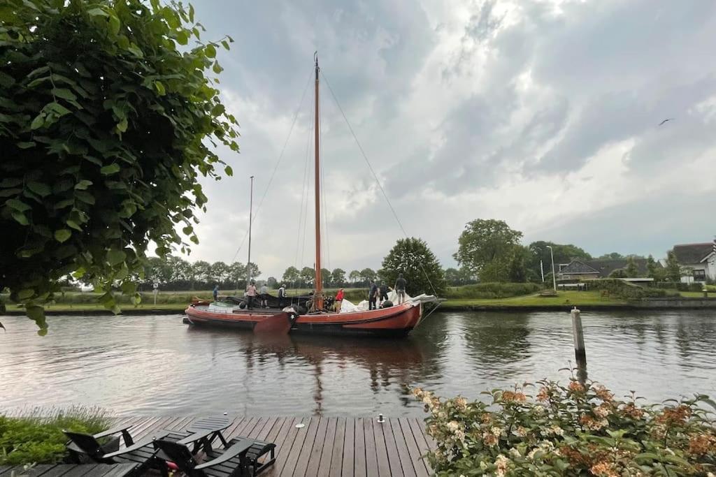 Puur Eastermar - Monumentaal, Authentiek En Luxe Koetshuis Aan Open Vaarwater Met Jacuzzi En Sauna Oostermeer Extérieur photo
