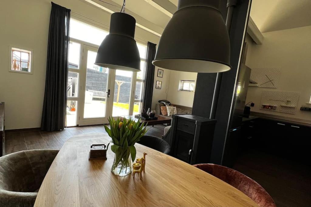 Puur Eastermar - Monumentaal, Authentiek En Luxe Koetshuis Aan Open Vaarwater Met Jacuzzi En Sauna Oostermeer Extérieur photo