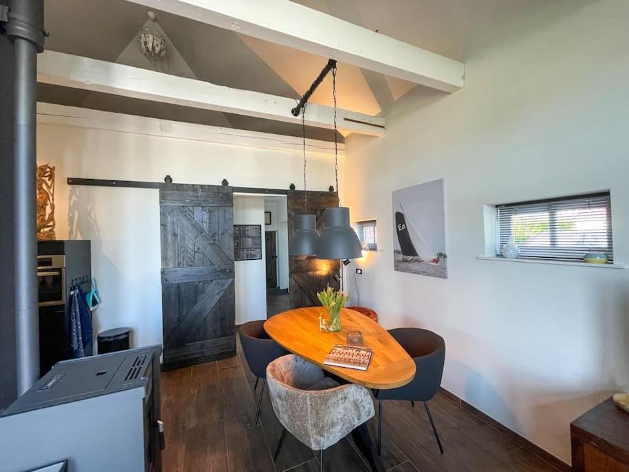 Puur Eastermar - Monumentaal, Authentiek En Luxe Koetshuis Aan Open Vaarwater Met Jacuzzi En Sauna Oostermeer Extérieur photo