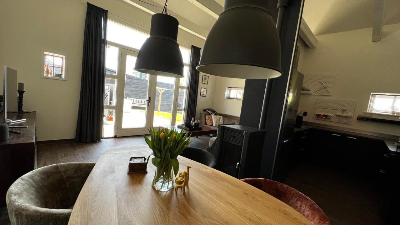 Puur Eastermar - Monumentaal, Authentiek En Luxe Koetshuis Aan Open Vaarwater Met Jacuzzi En Sauna Oostermeer Extérieur photo