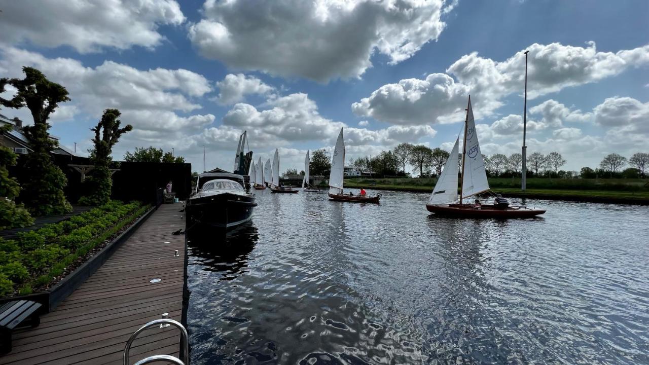 Puur Eastermar - Monumentaal, Authentiek En Luxe Koetshuis Aan Open Vaarwater Met Jacuzzi En Sauna Oostermeer Extérieur photo