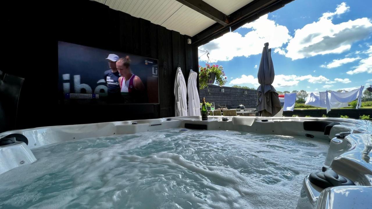 Puur Eastermar - Monumentaal, Authentiek En Luxe Koetshuis Aan Open Vaarwater Met Jacuzzi En Sauna Oostermeer Extérieur photo