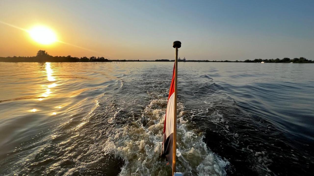 Puur Eastermar - Monumentaal, Authentiek En Luxe Koetshuis Aan Open Vaarwater Met Jacuzzi En Sauna Oostermeer Extérieur photo