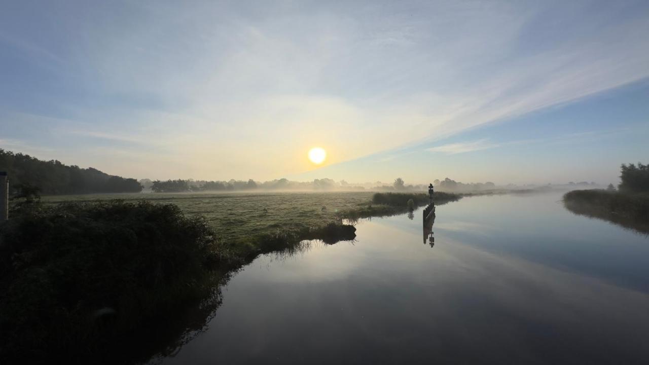 Puur Eastermar - Monumentaal, Authentiek En Luxe Koetshuis Aan Open Vaarwater Met Jacuzzi En Sauna Oostermeer Extérieur photo