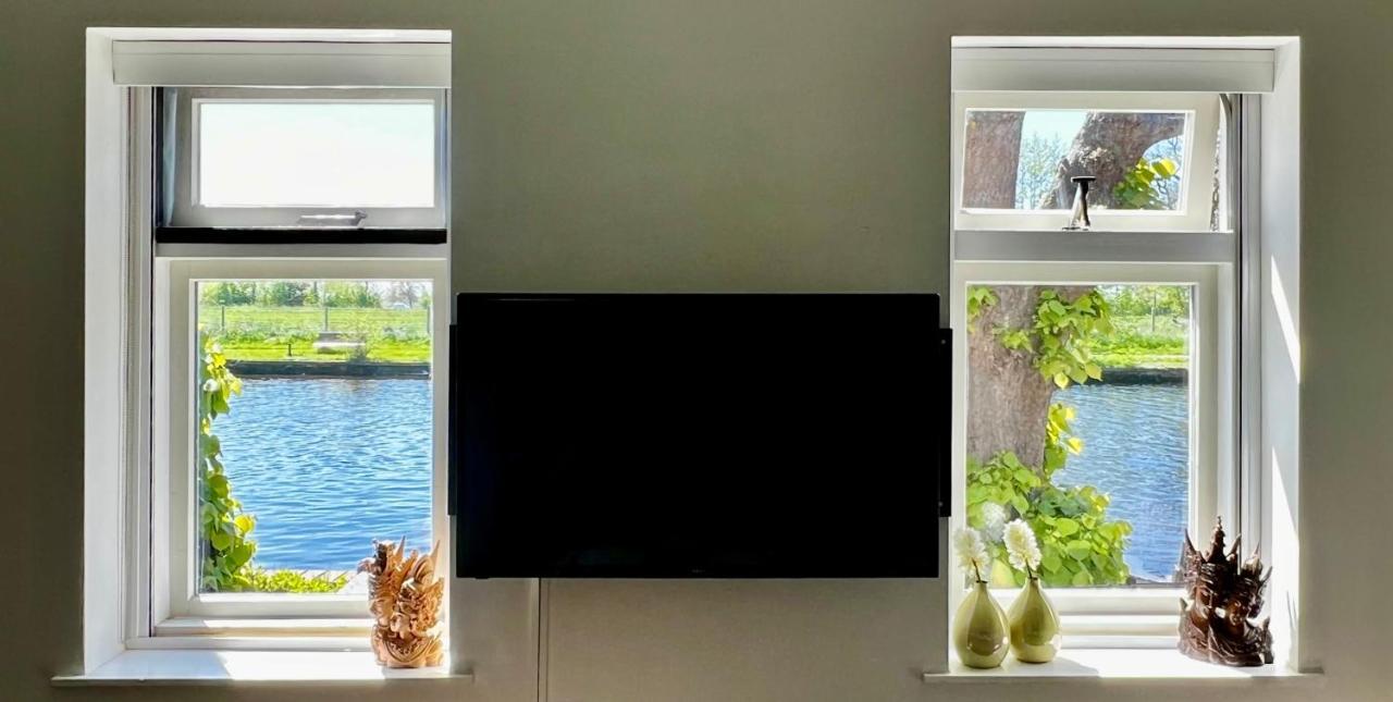 Puur Eastermar - Monumentaal, Authentiek En Luxe Koetshuis Aan Open Vaarwater Met Jacuzzi En Sauna Oostermeer Extérieur photo