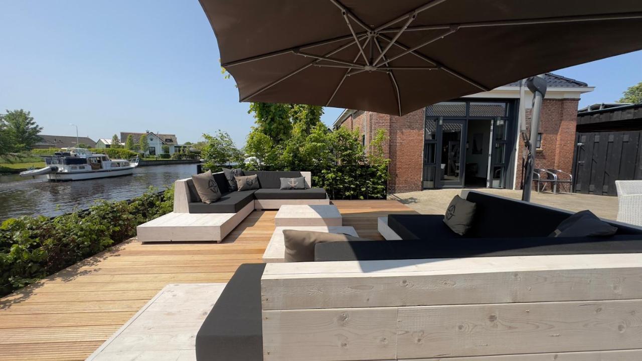 Puur Eastermar - Monumentaal, Authentiek En Luxe Koetshuis Aan Open Vaarwater Met Jacuzzi En Sauna Oostermeer Extérieur photo