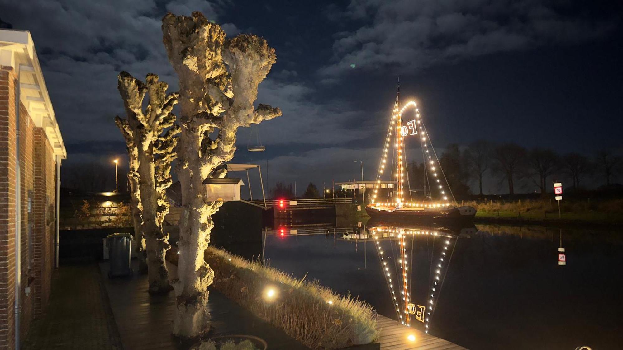 Puur Eastermar - Monumentaal, Authentiek En Luxe Koetshuis Aan Open Vaarwater Met Jacuzzi En Sauna Oostermeer Extérieur photo