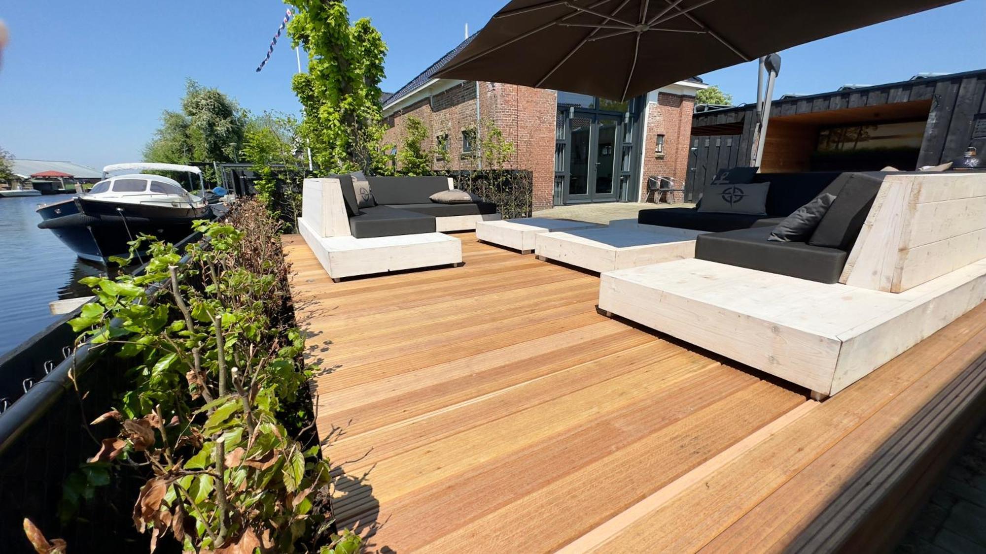 Puur Eastermar - Monumentaal, Authentiek En Luxe Koetshuis Aan Open Vaarwater Met Jacuzzi En Sauna Oostermeer Extérieur photo