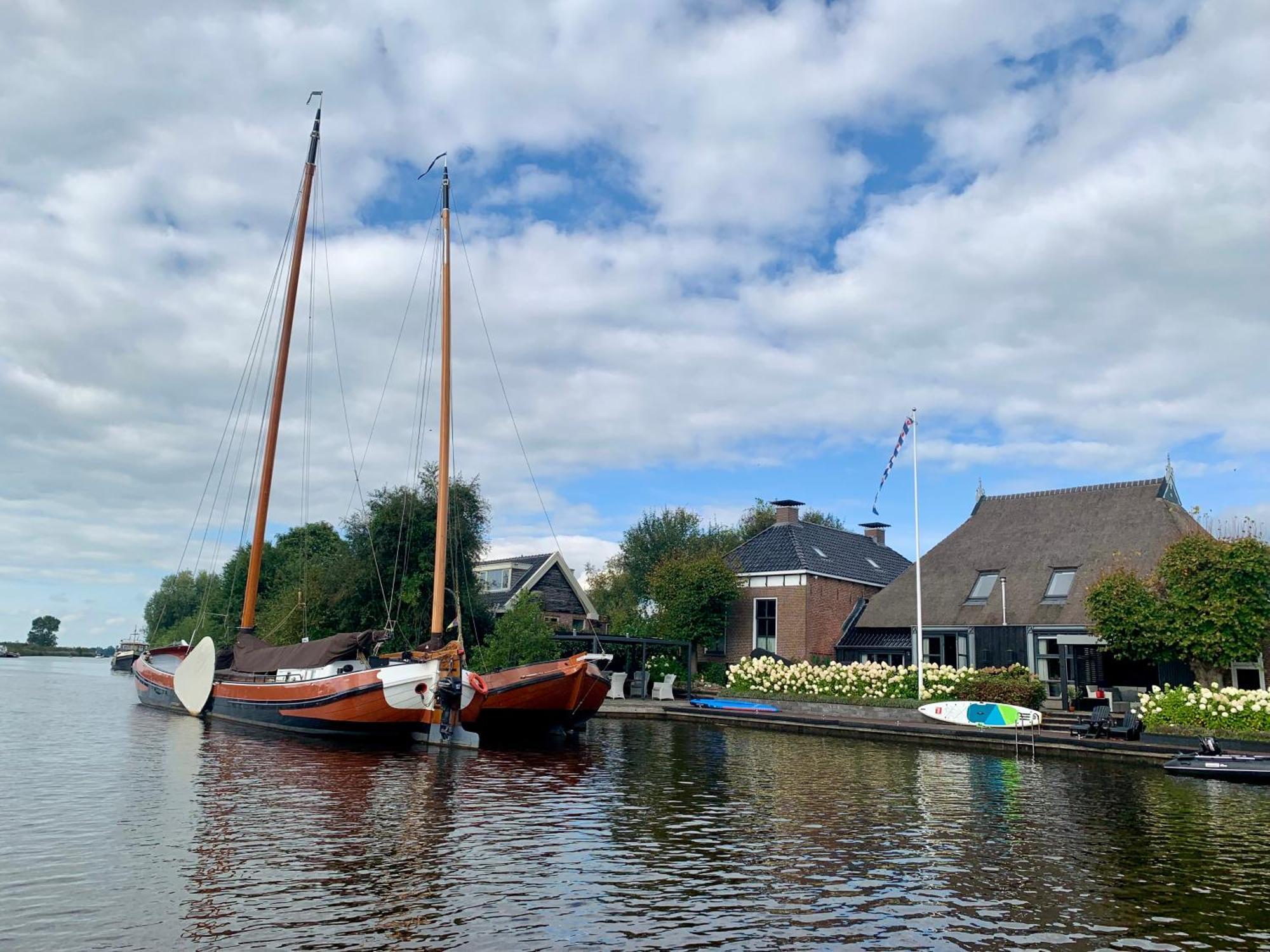 Puur Eastermar - Monumentaal, Authentiek En Luxe Koetshuis Aan Open Vaarwater Met Jacuzzi En Sauna Oostermeer Extérieur photo