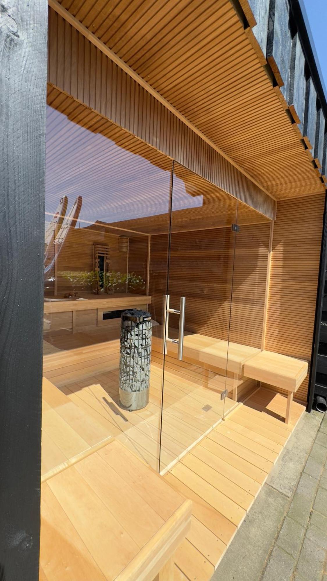 Puur Eastermar - Monumentaal, Authentiek En Luxe Koetshuis Aan Open Vaarwater Met Jacuzzi En Sauna Oostermeer Extérieur photo