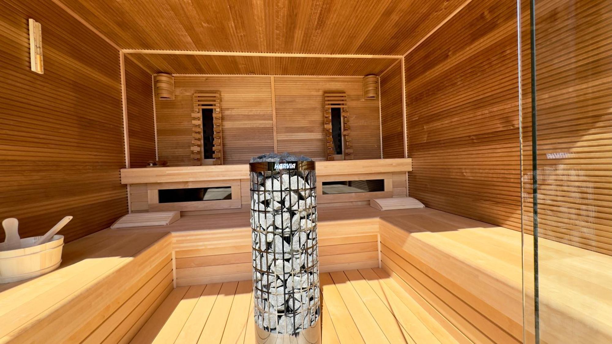 Puur Eastermar - Monumentaal, Authentiek En Luxe Koetshuis Aan Open Vaarwater Met Jacuzzi En Sauna Oostermeer Extérieur photo