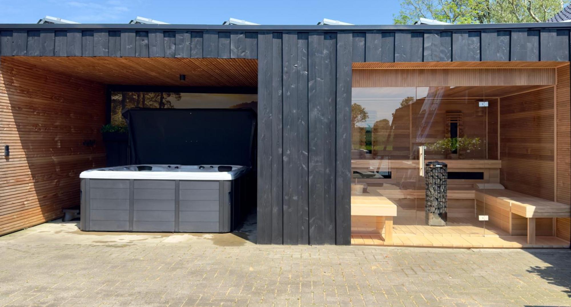 Puur Eastermar - Monumentaal, Authentiek En Luxe Koetshuis Aan Open Vaarwater Met Jacuzzi En Sauna Oostermeer Extérieur photo